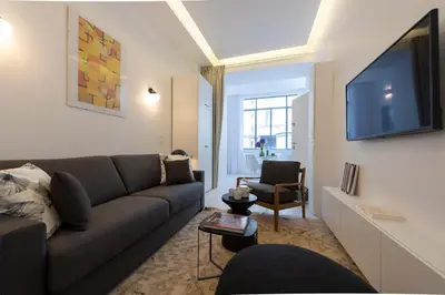 Télévision ou salle de divertissement dans l'établissement Mayenne