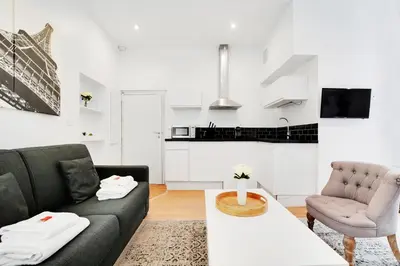 Cuisine ou kitchenette dans l'établissement Charming and calm studio - 4P -Beaubourg Quarter
