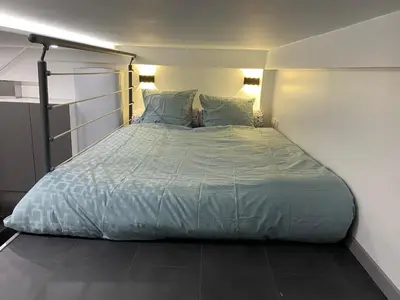 Un ou plusieurs lits dans un hébergement de l'établissement Luxurious LOFT NEAR JARDIN du LUXEMBOURG