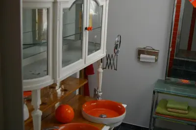 Salle de bains dans l'établissement La Maison Rouge