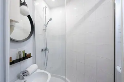 Salle de bains dans l'établissement Lennon by Avalon Hotel Paris Gare du Nord