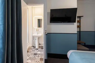 Télévision ou salle de divertissement dans l'établissement Lennon by Avalon Hotel Paris Gare du Nord