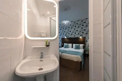 Un ou plusieurs lits dans un hébergement de l'établissement Lennon by Avalon Hotel Paris Gare du Nord