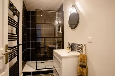 Salle de bains dans l'établissement Quiet apartment, lively area,next to Eiffel Tower.