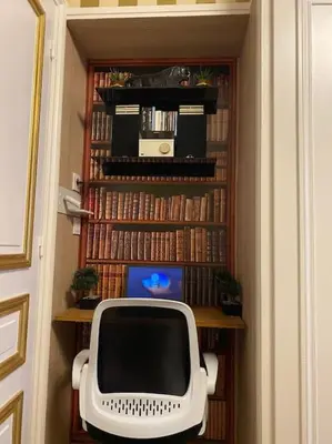 Bibliothèque dans l'appartement
