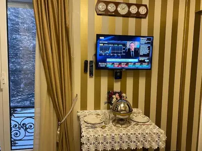 Télévision ou salle de divertissement dans l'établissement Premium studio 2 minutes walk from Champs-Elysees