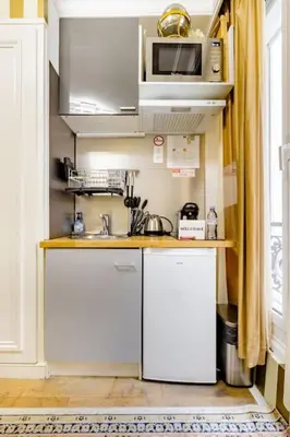 Cuisine ou kitchenette dans l'établissement Premium studio 2 minutes walk from Champs-Elysees