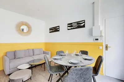 Coin salon dans l'établissement Charming apart -1BR-5P - République