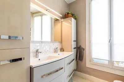 Salle de bains dans l'établissement GuestReady - Superbe apt familiale dans le Marais