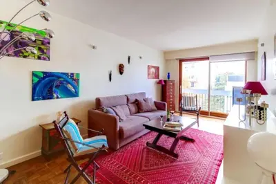 Coin salon dans l'établissement GuestReady-Spacious apartment near Exhibition Park
