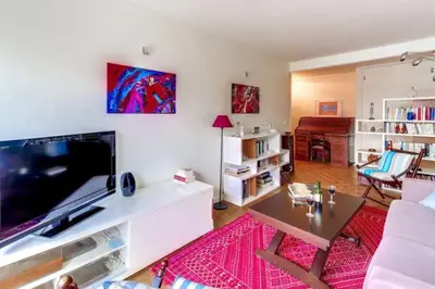 Télévision ou salle de divertissement dans l'établissement GuestReady-Spacious apartment near Exhibition Park