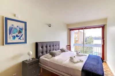 Un ou plusieurs lits dans un hébergement de l'établissement GuestReady-Spacious apartment near Exhibition Park
