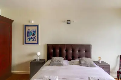 Un ou plusieurs lits dans un hébergement de l'établissement GuestReady-Spacious apartment near Exhibition Park