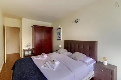 Un ou plusieurs lits dans un hébergement de l'établissement GuestReady-Spacious apartment near Exhibition Park