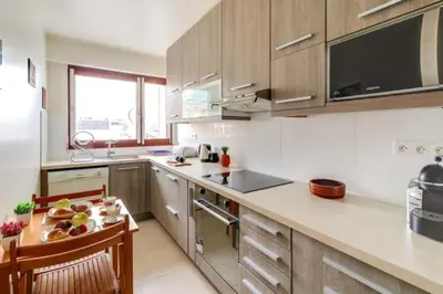 Cuisine ou kitchenette dans l'établissement GuestReady-Spacious apartment near Exhibition Park