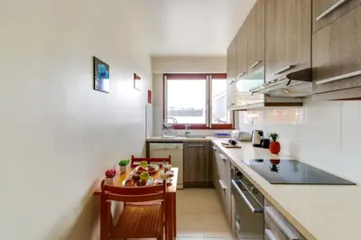 Cuisine ou kitchenette dans l'établissement GuestReady-Spacious apartment near Exhibition Park