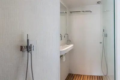 Salle de bains dans l'établissement GuestReady - Bel Apt pour 4 / Luxembourg -Assas