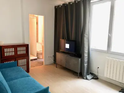 Télévision ou salle de divertissement dans l'établissement Faubourg Saint Martin