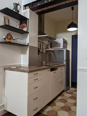 Cuisine ou kitchenette dans l'établissement Private acces to the all flat. Charming Parisian.