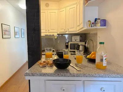 Cuisine ou kitchenette dans l'établissement L'appartement Jour