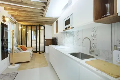Cuisine ou kitchenette dans l'établissement Apartment Le Marais by Studio prestige