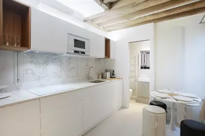 Cuisine ou kitchenette dans l'établissement Apartment Le Marais by Studio prestige