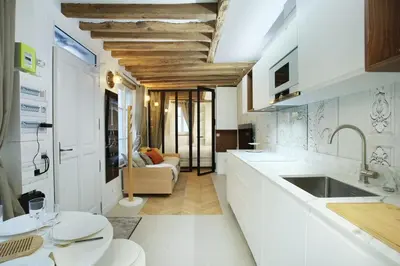 Cuisine ou kitchenette dans l'établissement Apartment Le Marais by Studio prestige