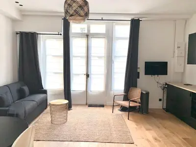 Télévision ou salle de divertissement dans l'établissement Luxe Parisien - Petit Varenne