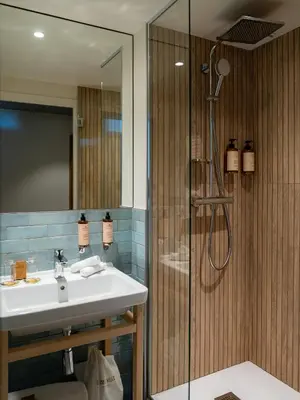 Salle de bains dans l'établissement La Belle Ville
