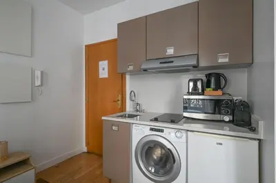 Cuisine ou kitchenette dans l'établissement Opéra 2