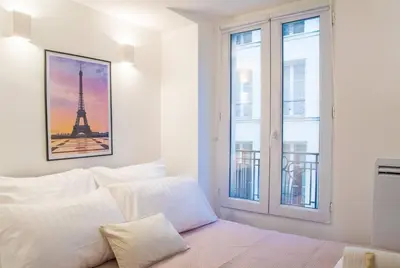 Un ou plusieurs lits dans un hébergement de l'établissement T2 à Paris Centre Smart TV, Nespresso, WIFI