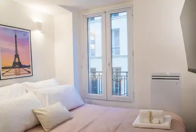 Un ou plusieurs lits dans un hébergement de l'établissement T2 à Paris Centre Smart TV, Nespresso, WIFI