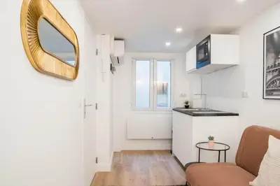 Cuisine ou kitchenette dans l'établissement T2 à Paris Centre Smart TV, Nespresso, WIFI
