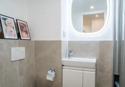 Salle de bains dans l'établissement T2 à Paris Centre Smart TV, Nespresso, WIFI