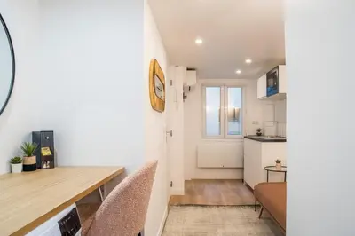 Cuisine ou kitchenette dans l'établissement T2 à Paris Centre Smart TV, Nespresso, WIFI