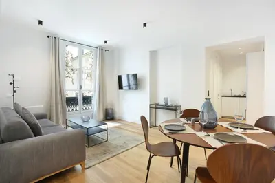 Coin salon dans l'établissement Apartment Palais Royal by Studio prestige