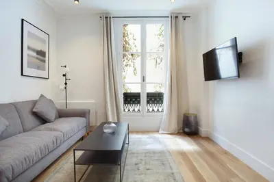 Télévision ou salle de divertissement dans l'établissement Apartment Palais Royal by Studio prestige