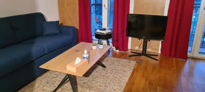 Télévision ou salle de divertissement dans l'établissement Neuilly Paradise