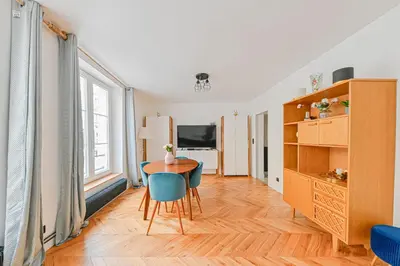 Télévision ou salle de divertissement dans l'établissement PANTHEON