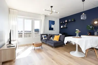 Télévision ou salle de divertissement dans l'établissement Renovated apartment metro, parking included, near Porte Versaille