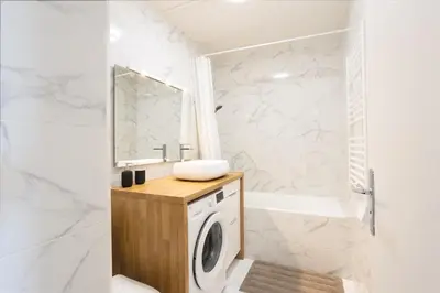 Salle de bains dans l'établissement Renovated apartment metro, parking included, near Porte Versaille