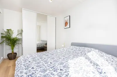 Un ou plusieurs lits dans un hébergement de l'établissement Renovated apartment metro, parking included, near Porte Versaille
