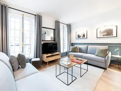 Télévision ou salle de divertissement dans l'établissement LivinParis - Luxury 2 Bedrooms Centre Pompidou