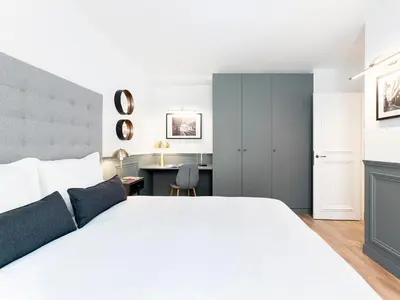 Un ou plusieurs lits dans un hébergement de l'établissement LivinParis - Luxury 2 Bedrooms Centre Pompidou