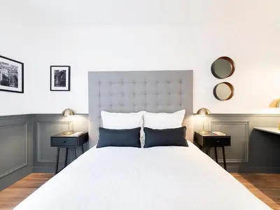Un ou plusieurs lits dans un hébergement de l'établissement LivinParis - Luxury 2 Bedrooms Centre Pompidou