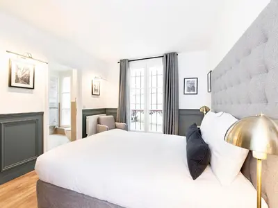 Un ou plusieurs lits dans un hébergement de l'établissement LivinParis - Luxury 2 Bedrooms Centre Pompidou