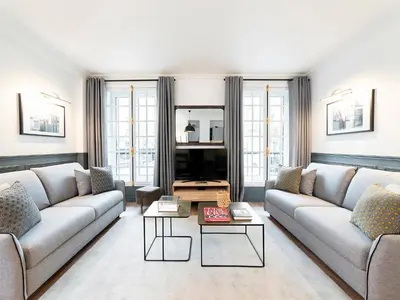 Télévision ou salle de divertissement dans l'établissement LivinParis - Luxury 2 Bedrooms Centre Pompidou