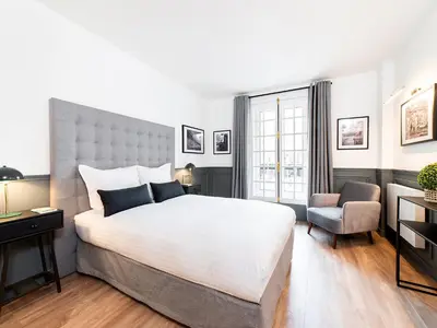 Un ou plusieurs lits dans un hébergement de l'établissement LivinParis - Luxury 2 Bedrooms Centre Pompidou