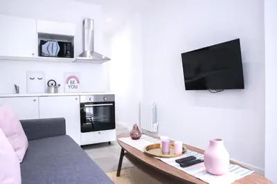 Cuisine ou kitchenette dans l'établissement Home in Paris - Paris East