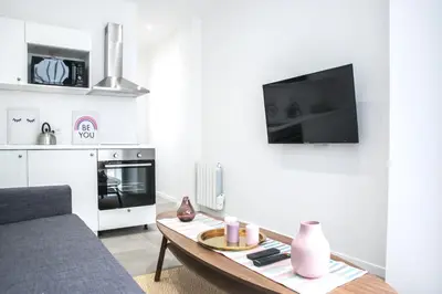 Cuisine ou kitchenette dans l'établissement Home in Paris - Paris East
